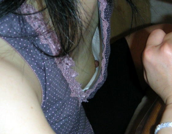 【胸チラエロ画像】身内に晒された豆粒乳首ｗｗｗ家庭内で撮られた胸チラ画像 その12