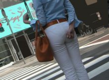 【透けパンエロ画像】パンツ透け透けで街中をあるおねーさんの後ろ姿は痴女そのもの…街撮りされた透けパン画像