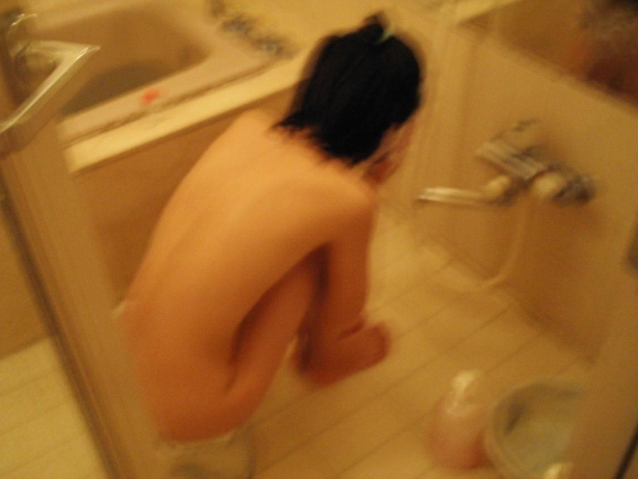 【お風呂エロ画像】リア充が羨ましい…同棲中彼女のお風呂を覗く家庭内エロ画像 その7