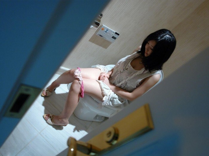 【トイレエロ画像】これぞリア充！逃げられない彼女やセフレの痴態…トイレでおしっこしてる突撃画像 その12