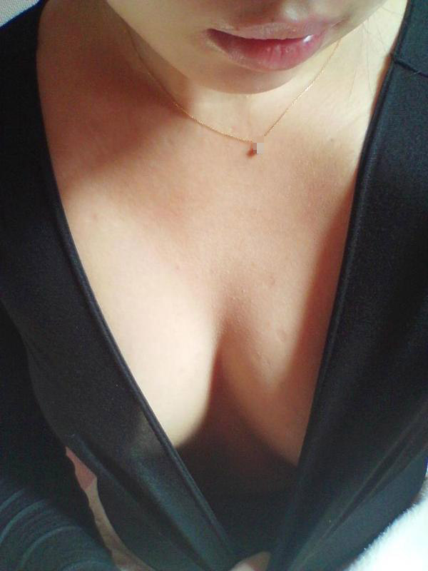 【自撮りエロ画像】スケベなメンヘラ娘の胸チラがあざとい自撮り画像…リアルな乳房の膨らみが激エロｗｗｗ その5