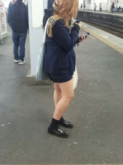 【ミニスカJKエロ画像】冬場でも大胆生足！駅のホームで寒そうに電車待ちしてる女子高生の太ももにぶっかけたいｗｗｗ その8