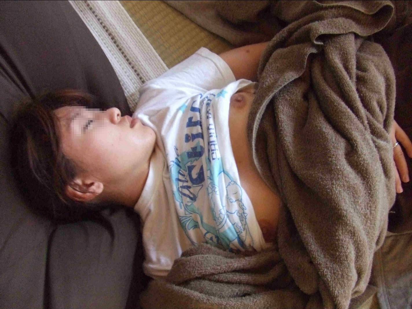 【素人乳首エロ画像】寝ている彼女にイタズラ…知らない間に乳首を全世界に公開される素人娘ｗｗｗ その1