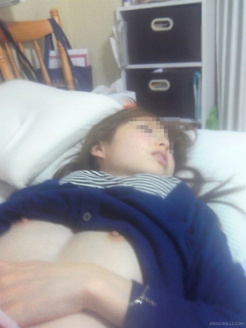 【素人乳首エロ画像】寝ている彼女にイタズラ…知らない間に乳首を全世界に公開される素人娘ｗｗｗ その7