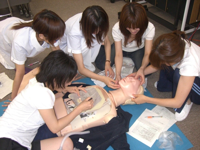 【胸チラエロ画像】これが陰キャが撮った同級生のおっぱい…サークル活動中の胸チラエロ画像 その4