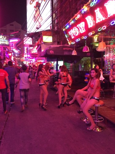 【東南アジア売春街】ゴーゴーバーが乱立する東南アジアの歓楽街がすげーーｗｗｗ その1