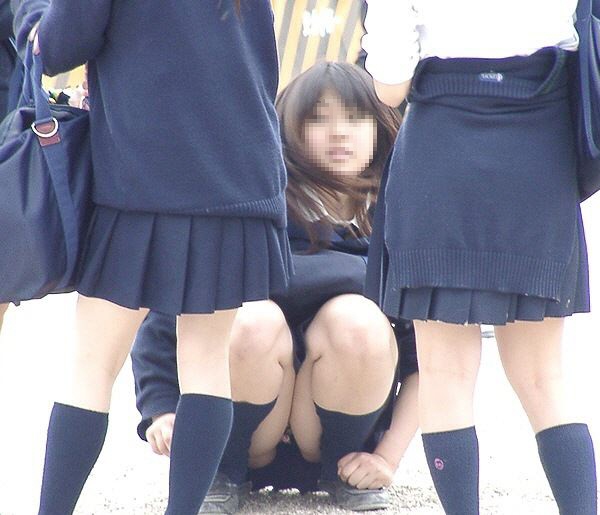 【JKパンチラエロ画像】男の股間を熱くする女子高生の下半身…通学中に撮られた自然体なパンチラが勃起不可避ｗｗｗ その10