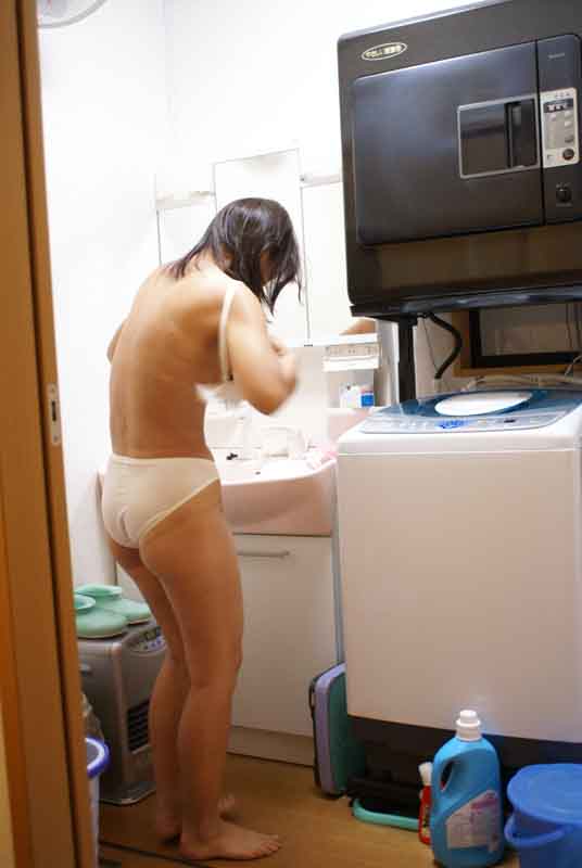 【家庭内エロ画像】主婦のちょっと崩れた裸体がリアル…嫁さんの風呂上がりを撮った家庭内盗撮画像 その7