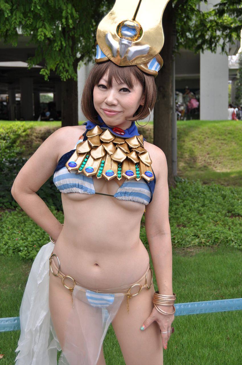 【コミケエロ画像】乳首が見えそう…精神を病んだコスプレイヤーのハミ乳が限界寸前！今にもこぼれそうなおっぱいｗｗｗ その1