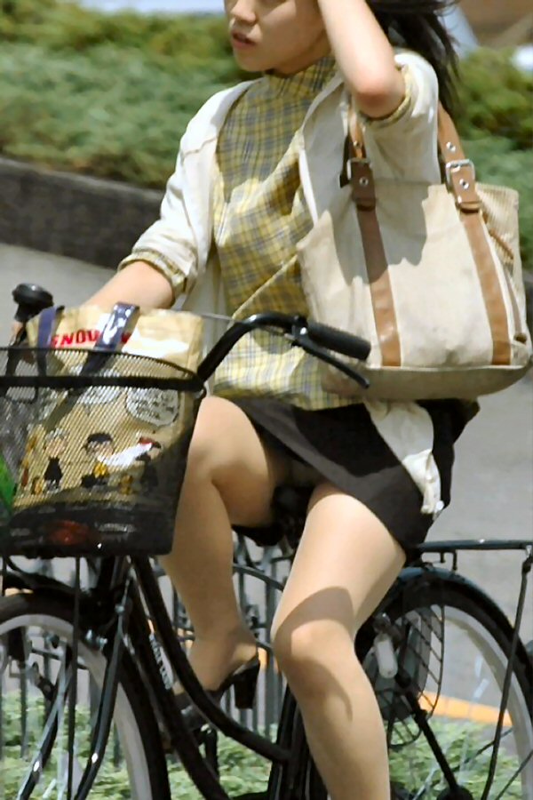 【自転車パンチラエロ画像】自転車でパンチラするのはミニスカだけじゃない…長くても短くてもジーパンでも下着が見えちゃう自転車ハプニング その10