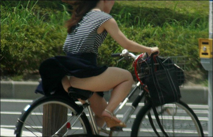 【自転車パンチラエロ画像】自転車でパンチラするのはミニスカだけじゃない…長くても短くてもジーパンでも下着が見えちゃう自転車ハプニング その15